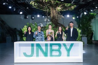 JNBY 2021“共生温室”快闪创意展开幕仪式启幕