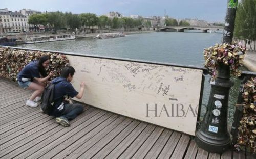 巴黎艺术桥 (Pont des Arts Bridge) 不堪重负垮塌