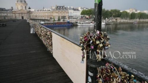 巴黎艺术桥 (Pont des Arts Bridge) 不堪重负垮塌