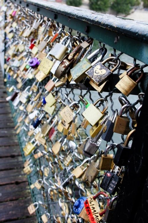 挂满爱情锁的巴黎艺术桥 (Pont des Arts Bridge)