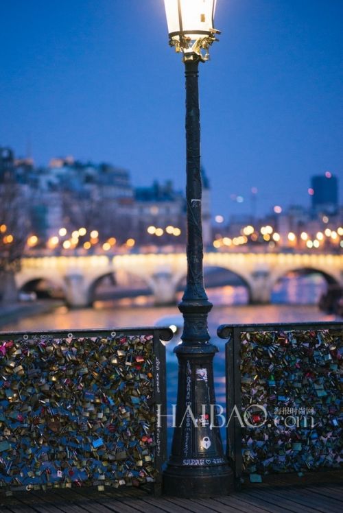 挂满爱情锁的巴黎艺术桥 (Pont des Arts Bridge)