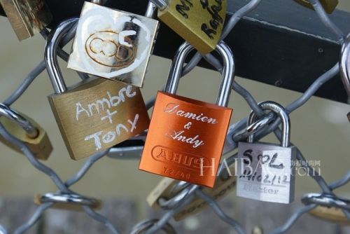 挂满爱情锁的巴黎艺术桥 (Pont des Arts Bridge)