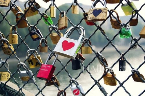 挂满爱情锁的巴黎艺术桥 (Pont des Arts Bridge)