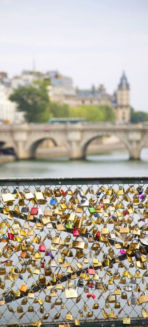 挂满爱情锁的巴黎艺术桥 (Pont des Arts Bridge)