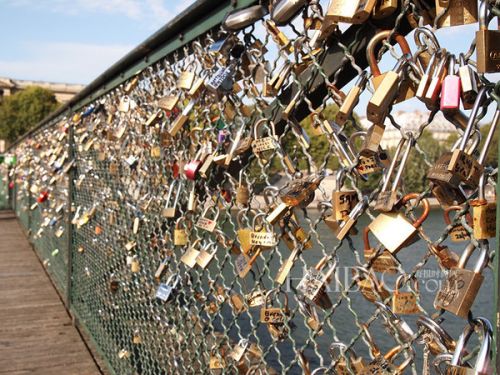 挂满爱情锁的巴黎艺术桥 (Pont des Arts Bridge)