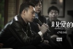 定档于9月26日上映的现实题材情感大片《亲爱的》，前日发布了最新的“桃子版”预告片，预告中赵薇饰演的李红琴与黄渤饰演的的一句：“别给孩子吃桃，他会过敏”遥相呼应，直戳人心。不少网友在深深感动的同时，调侃出“桃子”体。